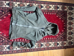 Mörkgrön zip up hoodie - Säljer en enkel mörkgrön hoodie ,barn storlek men funkar för mycket äldre
