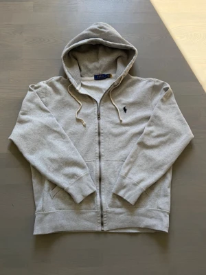 Polo Ralph Lauren - Snygg grå zip hoodie från Polo Ralph Lauren | äkta med qr kod | storlek M | väldigt bra skick | dragkedja har tappat lite färg | pris går att diskutera vid snabb affär | nytvättad och redo att skickas