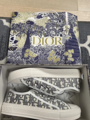 Grå dior skor dam - Säljer dessa fina dior skor. Allt på bilderna ingår  vid köp. Skriv vid intresse!