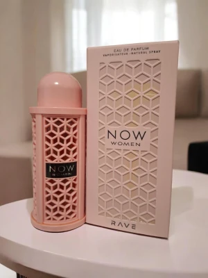 RAVE NOW från Lattafa  - NOW Women Eau de Parfum från Rave kommer i en unik, ljusrosa flaska med geometriskt mönster och rundad topp. Förpackningen är elegant och modern med matchande design. Perfekt för dig som gillar snygga detaljer på parfymhyllan.