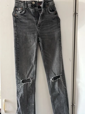 Otroligt snygga gråa jeans från Zara - Dessa byxor är bootcut, med en liten slits där nere. De är helt fantastiska, stretchiga och väldigt bekväma. Dem är väldigt snygga och passar perfekt för dig som tycker om att vara snygg i din vardag eller vid större event. Dessa byxor var egentligen mina favoriter men tyvärr är dem för små på mig nu. 