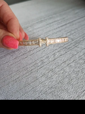 Armband  - Snyggt armband i rostfritt stål och nickelfritt . 6 cm diameter. 