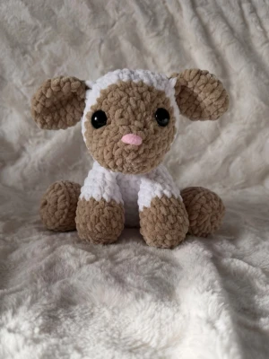 Virkat lamm - Supersöt virkat litet lamm, ca 30cm lång🐑