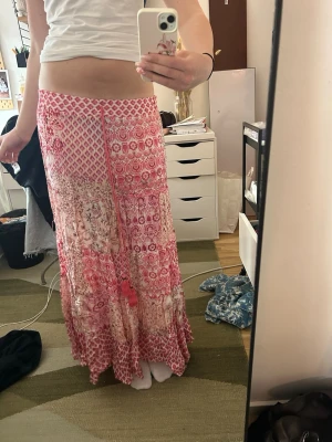 Trendig rosa kjol från Zara  - Trendig mönstrad kjol från Zara, säljer då den inte kommer till användning. Jag är 179 för referens och kjolen är i M! Skriv för frågor💕😆