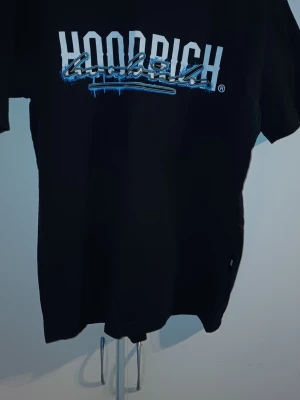 Svart Hoodrich t-shirt - Säljer den pågrund av att den blev för liten och använd några gånger den är i storlek S men passar också M