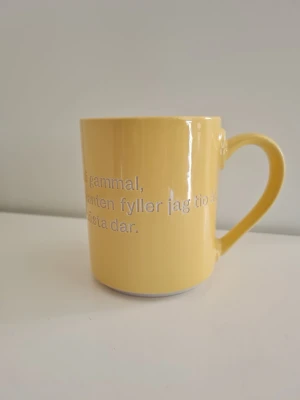Design House Stockholm Mugg Gul - Ja, tiden går och man börjar bli gammal 35cl - Astrid Lindgren mugg gul – Ja, tiden går och man börjar bli gammal, fram på höstkanten fyller jag tio år, och då har man väl sett sina bästa dar. Astrid Lindgren mugg designad av DHS Studio – Drick din morgon eller kvällskopp i en mugg med citat från Astrid Lingrens allra käraste karaktärer och även från henne själv. Material: Stengods Tål diskmaskin Höjd: 10 cm Diameter: 8,5 cm