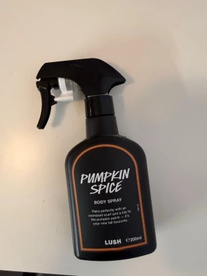 Lush Pumpkin Spice Body Spray - Pumpkin Spice Body Spray från Lush perfekt till hösten, änvänt MAX 10 spray