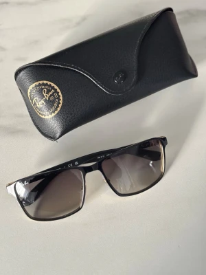 Ray-Ban solglasögon - Tjena! Säljer dessa schysta par raybans (storlek 59) då dem inte kommer till användning lika ofta, dem är bara använda ett fåtal gånger. Pris kan diskuteras vid snabbaffär. Vid frågor eller funderingar är det bara att höra av sig👍 ( nypris 2300 kr) 