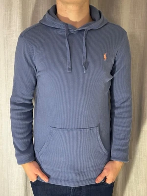 Ralph Lauren Hoodie - Nyskick - (SÄLJER FÖR STEAL-PRIS)  Tja. Säljer denna våffelstickade hoodie från Ralph Lauren i toppskick, inga tecken på användning. Vill bli av med den snabbt så först till kvarn. Storleken är S. Tveka inte på att ställa frågor! ☺️