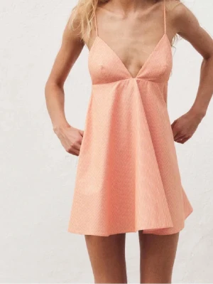 Orange klänning Zara  - Jättefin orange klänning ifrån Zara i storlek S! 