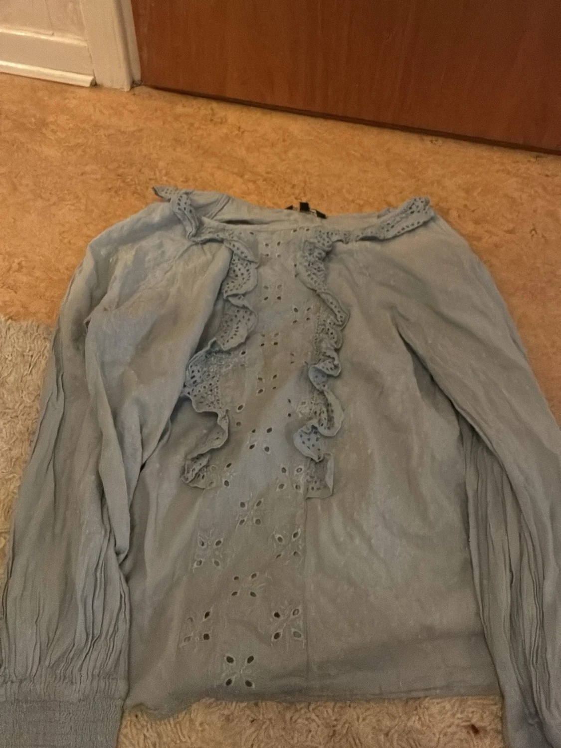 Ljusblå blus med volangdetaljer