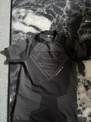 Svart Superman t-shirt från YoungLA - Compression shirt från youngla, inköpt för cirka 2 månader sen! Har kvitto på mailen!