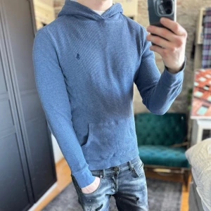 Stickad ralph lauren hoodie - Mycket bra skick, inga defekter! Passar dig som är mellan 170-180cm ungefär. Modellen är 185 cm, 75kg. Passar bra nu till våren! Skriv för mer information!🤝
