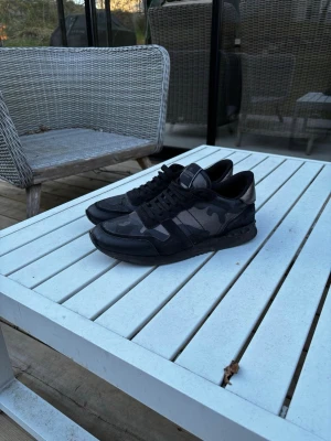 Valentino Rockrunners - Säljer nu dess feta svarta Valentino Rockrunners som jag säljer eftersom de nu blivit för små. Det finns en liten slitning på innersidan av ens skon som dock knappt syns när man har på sig dem. När du köper dom ingår kvitto, box och dustbag. Det är bara att höra av sig om du har frågor eller funderingar!