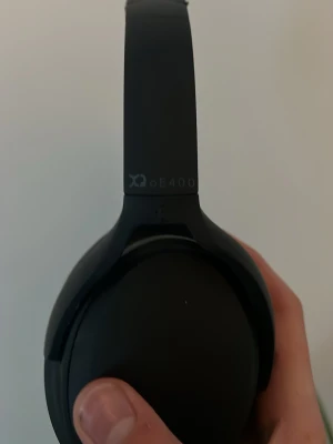 Svarta hörlurar - Svarta hörlurar som är perfekta för dig! Dom har bra ljud och dom är väldigt sköna!