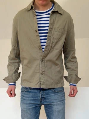 Olivgrön overshirt - Fet olivgrön overshirt i strl S. Mycket bra skick inga defekter och hör gärna av er vid frågor elr funderingar!!