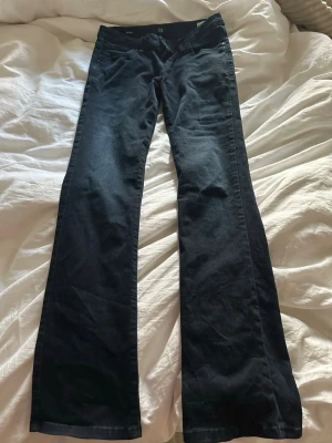 Mörkblå bootcut valeri jeans från LTB - Snygga mörkblå jeans från LTB med bootcut passform. Klassisk femficksdesign och normal midja. Perfekta för dig som gillar en tidlös och avslappnad stil. Materialet är jeans och färgen är djup mörkblå.