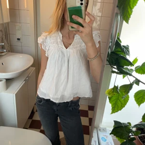 Topp - Super snygg vit sommar topp från Gina Tricot Young. Mycket bra skick, jag har sprättat upp nederkanten så den skulle bli lite längre men inget som man lägger märke till💕