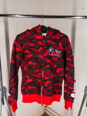 Bape Tröja - Sällsynt Bape x FaZe Tröja i super fint skick, inga skavanker alls! Står storlek L men krympt i tvätten så passar mer som en S / liten M! (billigare vid snabb affär)