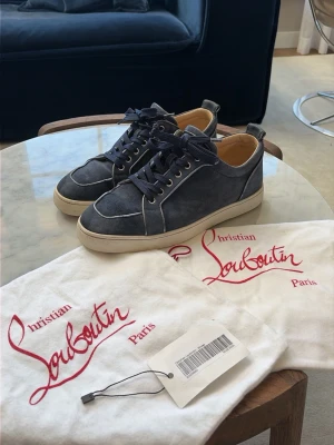  Christian Louboutin skor - Snygga skor ifrån Christian Louboutin i blå mocka. Skorna är köpta ifrån Vinted för 6300 kr där dom även är äktighetsbevisade av deras utbildade arbetare! Dustbags och äktighetsbevis medföljer! Pris kan diskuteras vid snabb affär/ hör av er om minsta frågor!