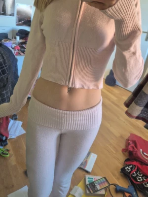 Ljusrosa loungewear set med dragkedja - Mysigt loungewear set i ljusrosa! Jätte sköna och i bra skick, säljer då jag inte använder de! Storlek är 170 på gina men skulle säga Xs-S