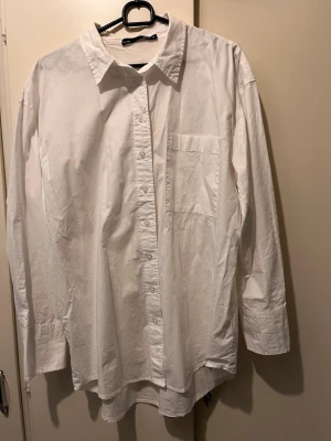 Vit skjorta strl M  - Vit skjorta strl M från Lager 157. Material: 100% bomull. I mycket fint skick. 