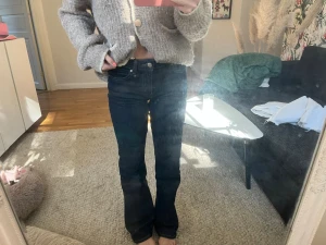 Mörkblå raka jeans - Så fina jeans med låg midja från Gina tricot i storlek 34😇 har syt ner midjan något så är ett väck mellan benen men är inget som syns när man har de på sig🩷
