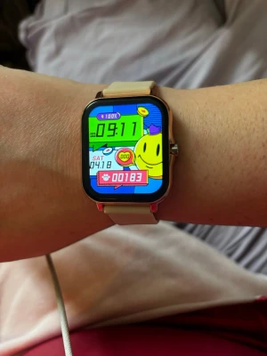 Ny smartwatch  - Jag säljer en ny smartwatch (inte Apple) den har dock samma funktioner. Man kan göra allt med den som ringa sms ta puls Facebook olika funktioner för träning påminnelser till och med påminner om att dricka vatten eller att man sitter för länge osv ja det finns allt möjligt. Obs jag föredrar att man hämtar om man vill att jag skickar så gör jag det spårbart med PostNord.