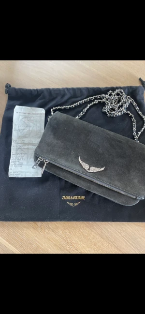 Zadig voltaire - Zadig och voltaire väska i modellen rock clutch, köpt på nk, väskan är i mocka och det finns kvitto kvar!
