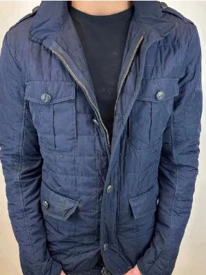 Field jacket  - Hej, säljer nu denna väldigt snygga eftertraktade field jackan som är perfekt nu till sommaren! Storlek M bra skick fraktas spårbart via Instabox, PostNord eller bring. Minsta lilla funderingar är de bara att höra av sig! 