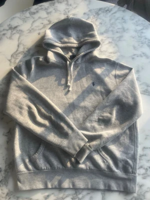 Ralph Lauren Hoodie - Tja! Säljer nu min Ralph Lauren hoodie då jag börjar växa ur den! Priset kan diskuteras vid SNABB AFFÄR!