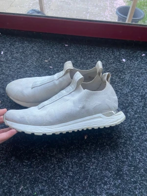 Michael kors gråa skor - Sparsamt använda så i bra skick! Köptes för 1700 förra året. Storlek 39. 