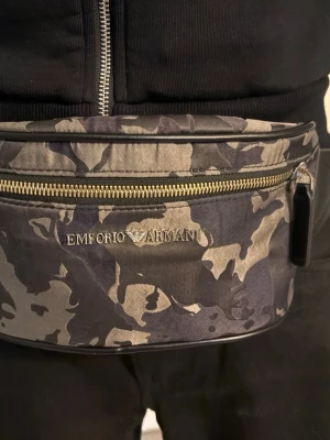 Emporio Armani väska - Hyfsat bra skick och riktigt fin väska, går att ha till allting och inga skador. justerbar till alla storlekar      Nypris ligger på ca 2499 i vanlig butik