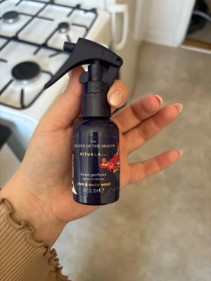 Rituals rumsparfym Legend of the Dragon - En snygg mörkblå sprayflaska med rumsparfym från Rituals, Legend of the Dragon. Doften är plum & cedar wood och flaskan har en cool svart sprayfunktion. Perfekt för att fräscha upp hemmet med en lyxig och unik doft.