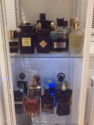 Splittar parfymer - Säljer samples ifrån min parfym kollektion då det är alldeles för mycket att använda så jag splittar med er istället. Ni kan köpa i 2,5,10 ml flaskor ju fler ni köper ju bättre pris får ni. Har ni någon fråga är det bara att ställa. Är även öppen för byten. Gratis sample ingår i varje köp