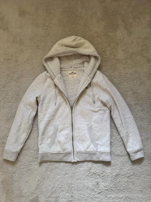 Vit fodrad zip up Hoodie Hollister  - Fodrad zip up Hoodie ifrån Hollister i storlek S! 