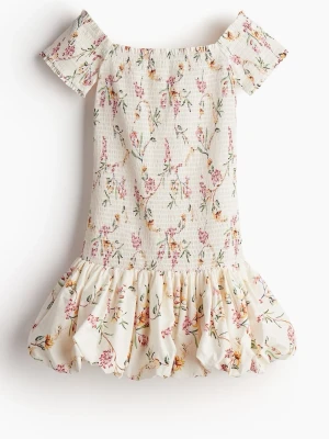 Två offshoulder kortklänningar med volang - SÖKER!!! Nån av dessa offshoulder kortklänningar med volang. Ena klänningen är vit med blommigt mönster i rosa och gult, den andra är rosa med vitt mönster. Båda har smock upptill och korta ärmar. 