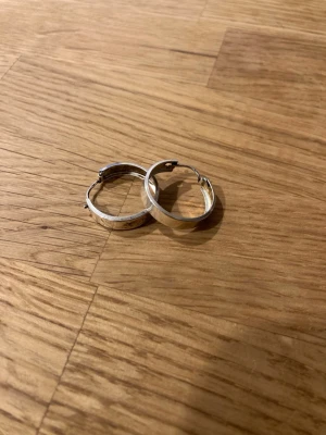 Äkta Silverörhängen (830) - Säljer örhängen i äkta silver (830). Hela och fina men kan behöva putsas. Skick enligt bilder.  Skickas alltid snabbt. Se gärna mina andra annonser!