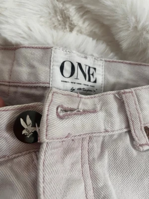 ljusrosa one teaspoon shorts lowrise - nästan vita med ljusrosa tint typ,  bra skick! storlek 26