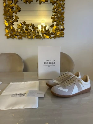 Vita mason margelia skor - Säljer ett par mycket fina och unika vita mason margela för ett sjukt billigt pris! Storlek 44 och helt nya utan tags på