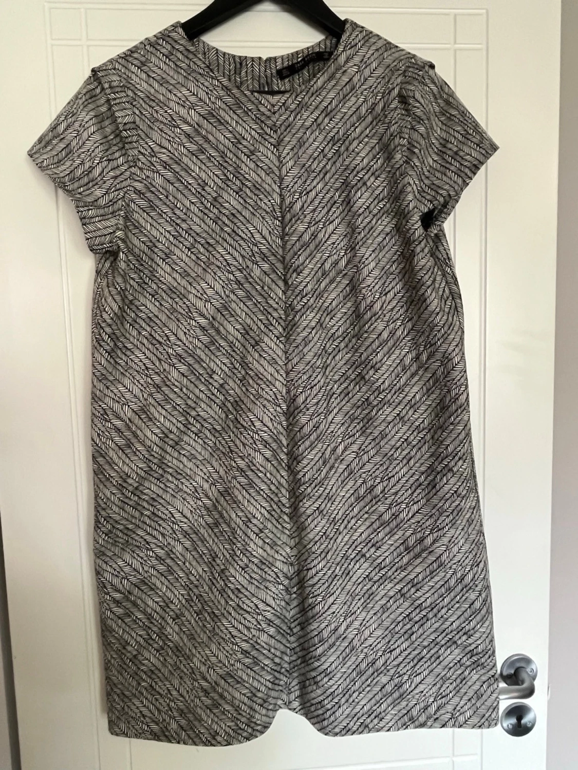 Kortärmad mönstrad klänning från Zara