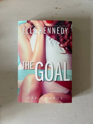 The Goal av Elle Kennedy - Säljer romanen 'The Goal' av Elle Kennedy från Off Campus-serien. Fick boken när jag redan hade den, därav säljer jag den. Den är alltså helt oanvänd, inte ens öppnad. Perfekt för dig som gillar romantik och ungdomslitteratur.