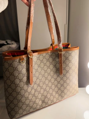 Väska - Helt ny aldrig använd. En MacBook får plats i den.