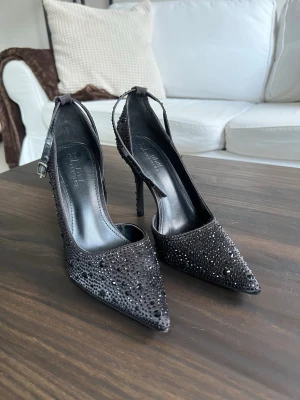 Svarta pumps med strass  - Snygga svarta pumps från New Yorker med spetsig tå och höga stilettklackar. Aldrig använda. Ca 10 cm klack