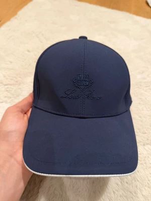 Loro piana keps  - Otroligt snygg och fräsch.