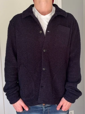 Les Deux stickad cardigan - Les Deux | färg: mörkblå | storlek: M | nypris: 1100kr 