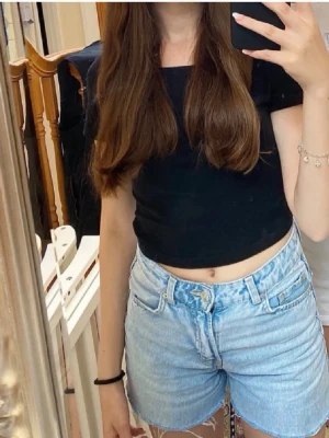 Jeansshorts  - Ljusblåa jeansshorts från h&m som är för små för mig nu. 