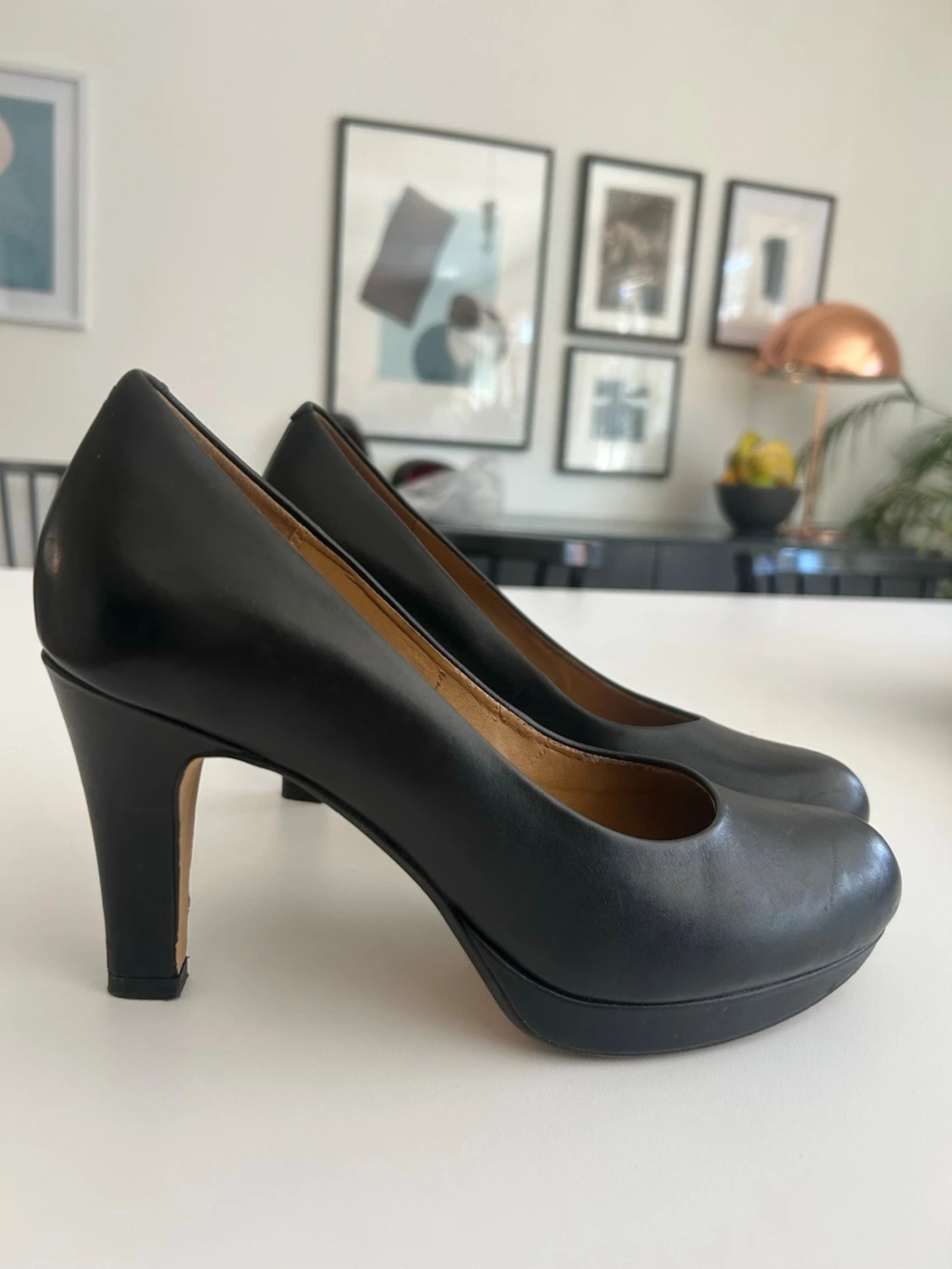 Svarta klassiska pumps i skinn - 1