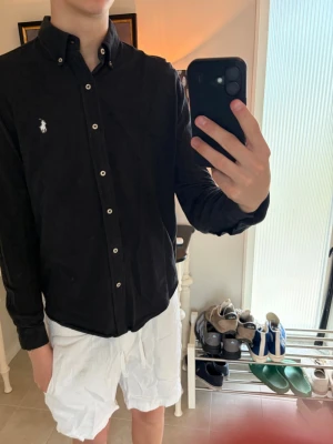 Svart skjorta från Polo Ralph Lauren - Ralph lauren skjorta säljes! Prefekt att bära bara som den är nu till sommaren💫 nypris runt 1600! Men Avenue kliver fram med ett prima pris, dessa går snabbt så var snabba🙃 fint skick inga defekter😇 hör av dig vid frågor eller funderingar💎 Med vänlig hälsning, Avenue 