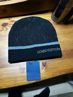 L mössa  - L mössa svart och grå helt ny 